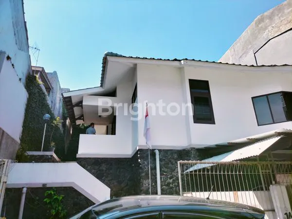 image RUMAH MODERN TROPIKAL YANG SEJUK DI AREA PASTEUR BANDUNG (7)