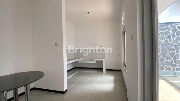 image RUMAH NUANSA KOLONIAL ESTETIK AREA KLOJEN PULAU PULAU. SEWA MIN.2 TAHUN. (5)