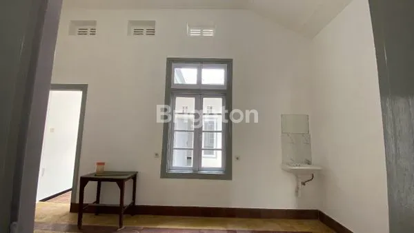 image RUMAH NUANSA KOLONIAL ESTETIK AREA KLOJEN PULAU PULAU. SEWA MIN.2 TAHUN. (3)