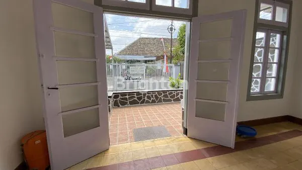 image RUMAH NUANSA KOLONIAL ESTETIK AREA KLOJEN PULAU PULAU. SEWA MIN.2 TAHUN. (7)