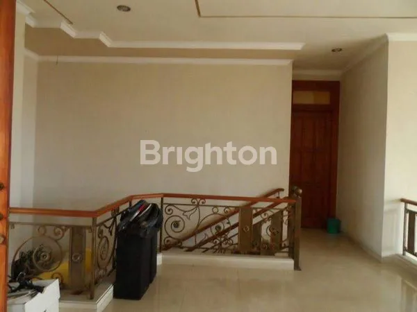 image LANGKA!!! RUMAH MEWAH CLASSIC MARGOREJO INDAH MURAH!! TAMAN BELAKANG BESAR, BISA DIBANGUN KOLAM ATAU TAMAN CANTIK!!  (3)