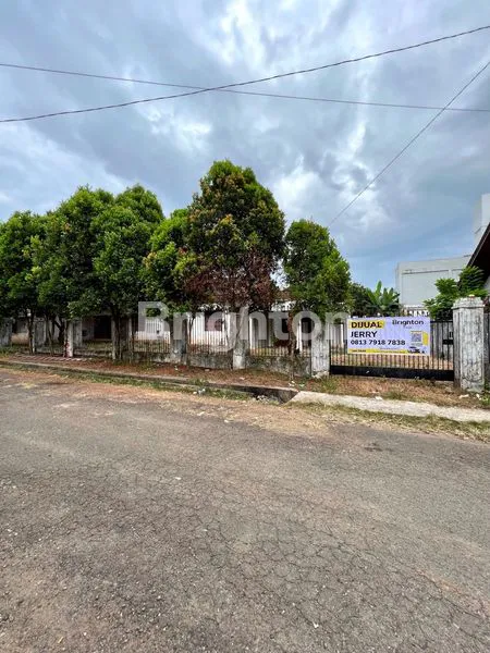 image RUMAH DENGAN TANAH LUAS DI PUSAT KOTA AREA KM 9 (1)