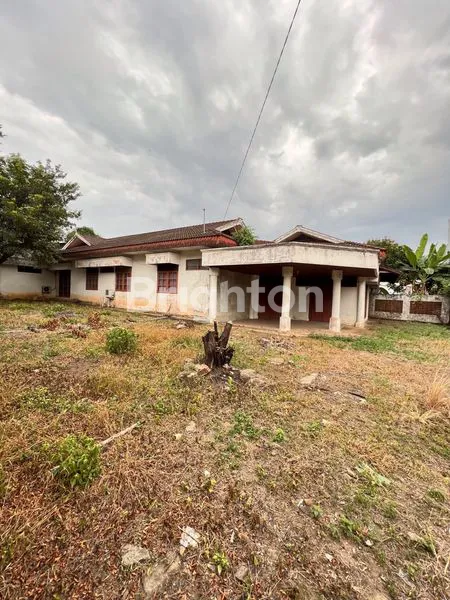 image RUMAH DENGAN TANAH LUAS DI PUSAT KOTA AREA KM 9 (4)