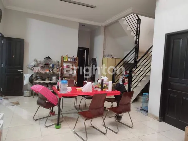 image RUMAH 2 LANTAI SIAP HUNI SUPER STRATEGIS SELANGKAH DARI MERR DAN RAYA KERTAJAYA (2)