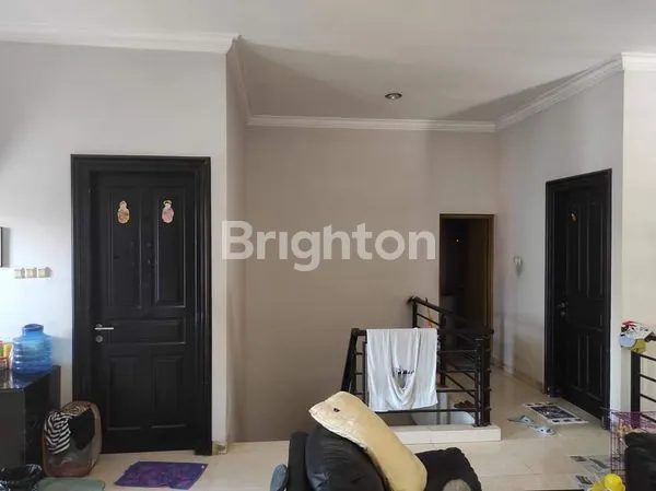 image RUMAH 2 LANTAI SIAP HUNI SUPER STRATEGIS SELANGKAH DARI MERR DAN RAYA KERTAJAYA (6)