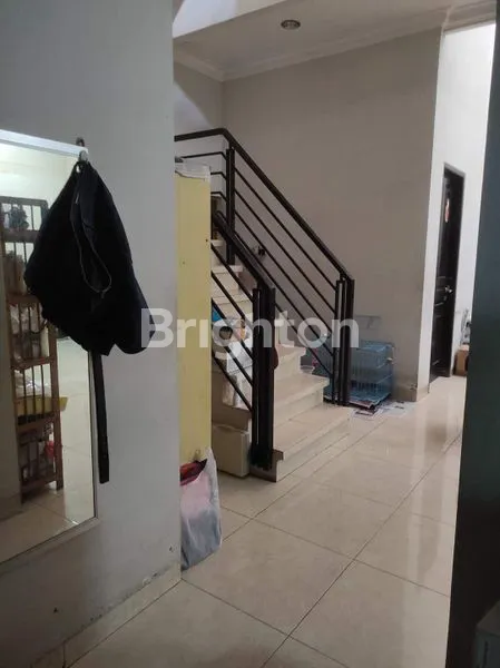 image RUMAH 2 LANTAI SIAP HUNI SUPER STRATEGIS SELANGKAH DARI MERR DAN RAYA KERTAJAYA (4)