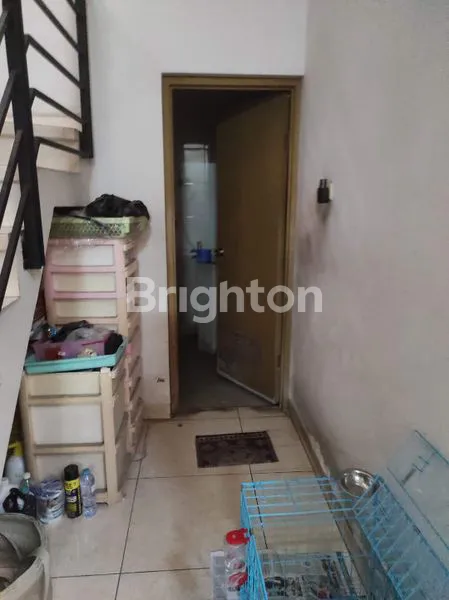 image RUMAH 2 LANTAI SIAP HUNI SUPER STRATEGIS SELANGKAH DARI MERR DAN RAYA KERTAJAYA (7)