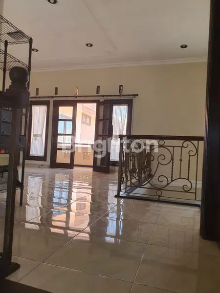 image RUMAH 2 LANTAI ADA TAMAN DAN DEKAT KE MANA-MANA (2)