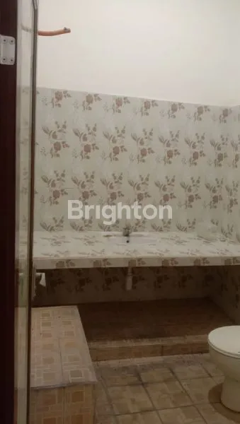 image RUMAH DI JALAN UTAMA  MANGUHARJO MADIUN SURABAYA (8)