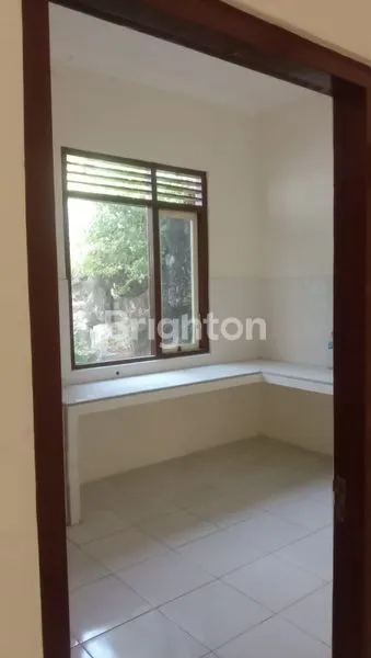 image RUMAH DI JALAN UTAMA  MANGUHARJO MADIUN SURABAYA (6)