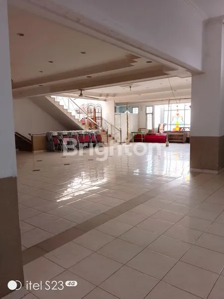 GEDUNG SERBAGUNA + 2 RUMAH TINGGAL