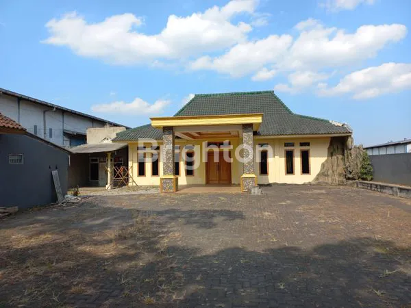 TANAH DAN BANGUNAN DEPAN PENAMAS KEBONAGUNG PAKISAJI MALANG