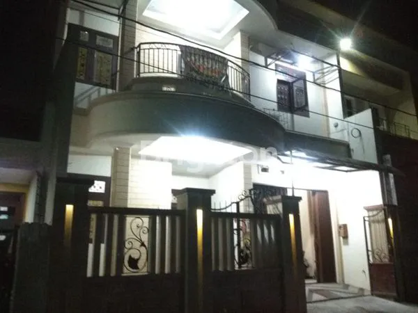 image RUMAH MEWAH DUA SETENGAH LANTAI DI REJOMULYO SEMARANG (1)