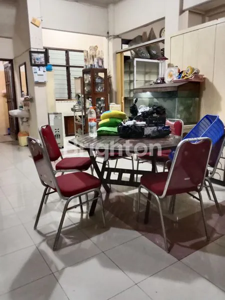 image RUMAH MEWAH DUA SETENGAH LANTAI DI REJOMULYO SEMARANG (3)