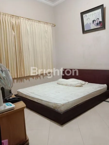 image RUMAH MEWAH DUA SETENGAH LANTAI DI REJOMULYO SEMARANG (4)