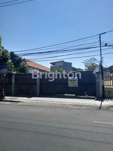 RUMAH LAMA DI PUSAT KOMERSIAL SURABAYA BUBUTAN DEKAT DENGAN TUNJUNGAN PLAZA
