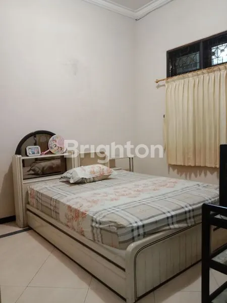 image RUMAH MEWAH DUA SETENGAH LANTAI DI REJOMULYO SEMARANG (6)