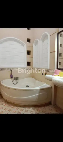 image RUMAH MEWAH DUA SETENGAH LANTAI DI REJOMULYO SEMARANG (8)