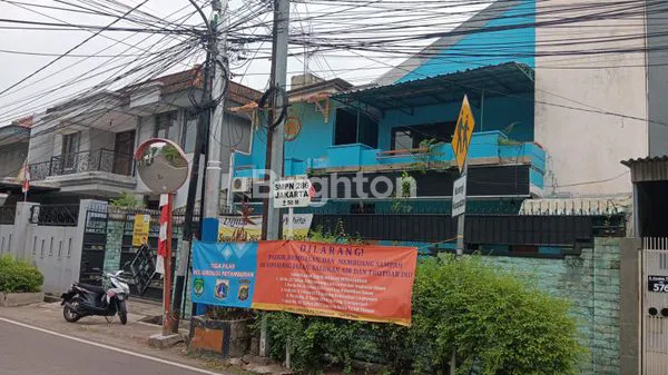 RUMAH RAWA KEPA BEKAS KOSTAN LOKASI PINGGIR JALAN