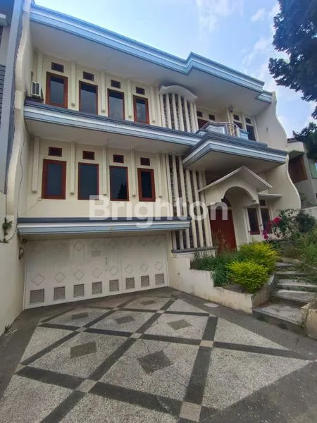 image RUMAH DENGAN LINGKUNGAN YANG TENANG DAN NYAMAN DI SETRADUTA BANDUNG (1)