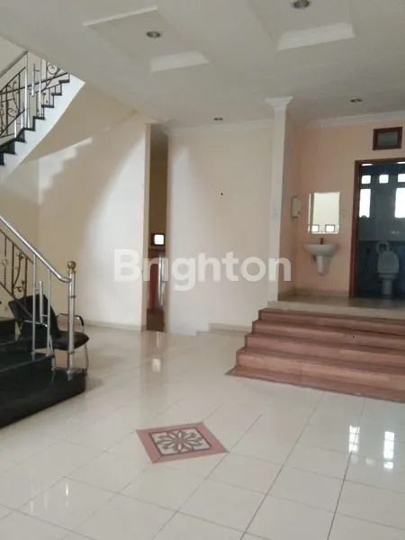 image RUMAH DENGAN LINGKUNGAN YANG TENANG DAN NYAMAN DI SETRADUTA BANDUNG (5)