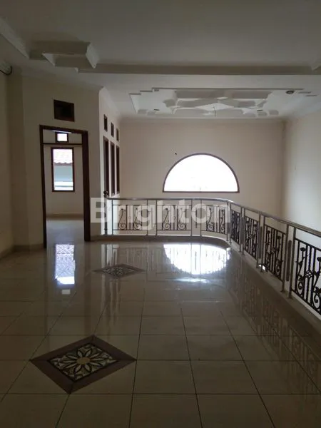 image RUMAH DENGAN LINGKUNGAN YANG TENANG DAN NYAMAN DI SETRADUTA BANDUNG (4)