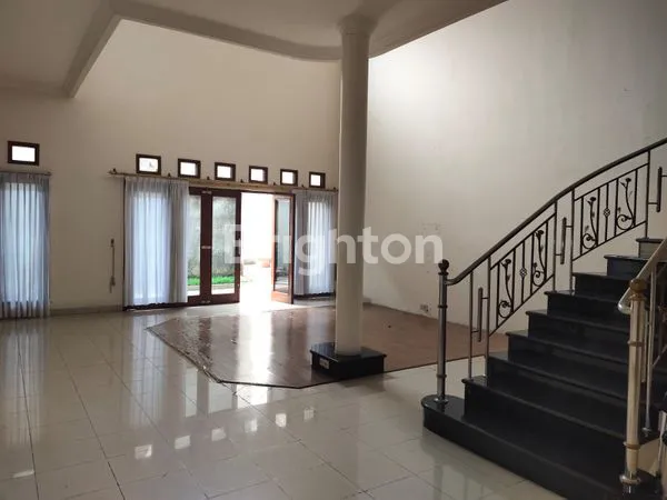 image RUMAH DENGAN LINGKUNGAN YANG TENANG DAN NYAMAN DI SETRADUTA BANDUNG (7)