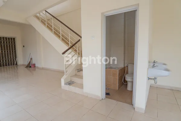 image RUKO 2 SISI 3 LANTAI, ADA ROOFTOP, LOKASI STRATEGIS COCOK UNTUK RAGAM USAHA (3)