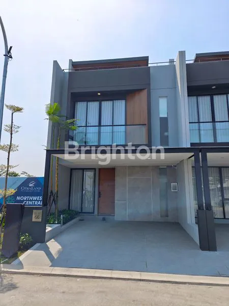 image RUMAH MEWAH 2 LANTAI FULL FURNISH DI CITRALAND SURABAYA BARAT (2)