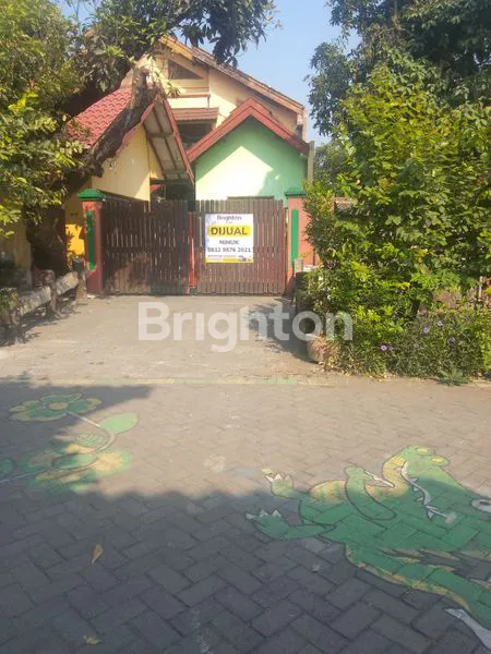 image RUMAH KLASIK DENGAN 2 PINTU DEPAN DAN BELAKANG DI KUTISARI SURABAYA (6)