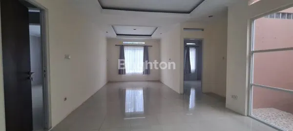 image RUMAH CANTIK DI LOKASI PREMIUM SETRADUTA BANDUNG (1)