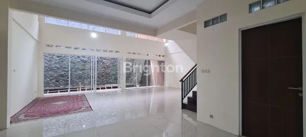 image RUMAH CANTIK DI LOKASI PREMIUM SETRADUTA BANDUNG (2)