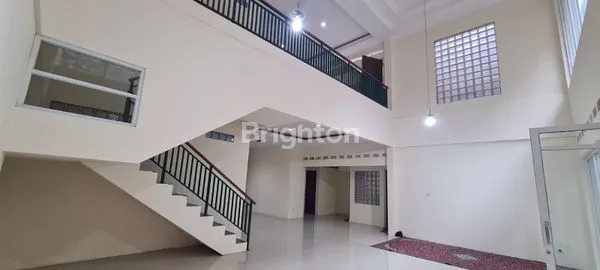 image RUMAH CANTIK DI LOKASI PREMIUM SETRADUTA BANDUNG (4)
