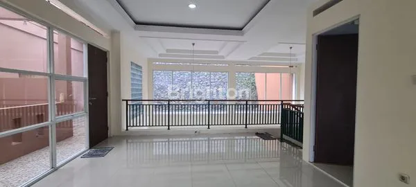 image RUMAH CANTIK DI LOKASI PREMIUM SETRADUTA BANDUNG (7)