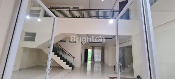 image RUMAH CANTIK DI LOKASI PREMIUM SETRADUTA BANDUNG (8)