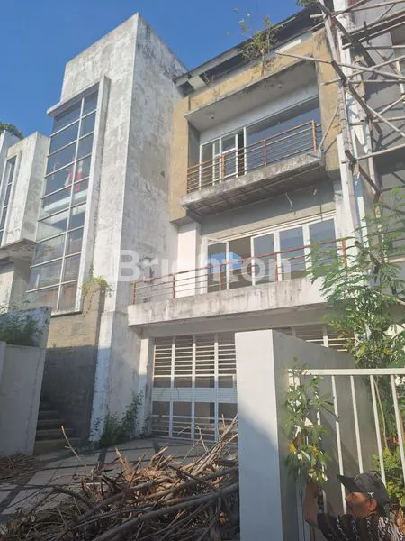 image RUMAH 2 LANTAI, SIAP HUNI, DEKAT UMS (3)