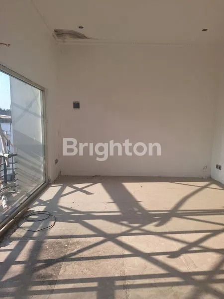 image RUMAH 2 LANTAI, SIAP HUNI, DEKAT UMS (7)