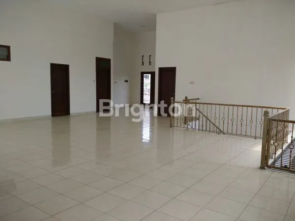 image RUMAH MEWAH DUA LANTAI SIAP HUNI DI SRI REJEKI (6)