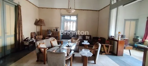 image RUMAH KOLONIAL STRATEGIS COCOK UNTUK RUANG USAHA AREA GUNUNG2 KOTA MALANG (7)