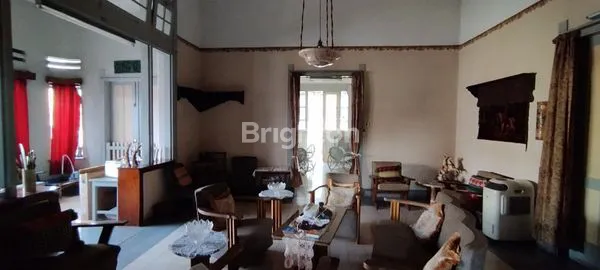 image RUMAH KOLONIAL STRATEGIS COCOK UNTUK RUANG USAHA AREA GUNUNG2 KOTA MALANG (2)