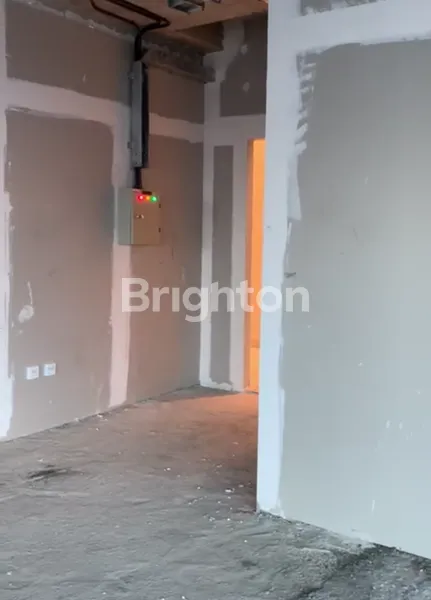 image PAKUWON TOWER CORNER RUANG KANTOR PRESTISIUS DI KOMPLEK TUNJUNGAN PLASA TERMURAH (2)