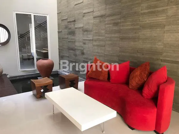 image DIJUAL RUMAH MEWAH BESERTA FURNISHNYA DI DIAMOND HILL CITRALAND SURABAYA (2)