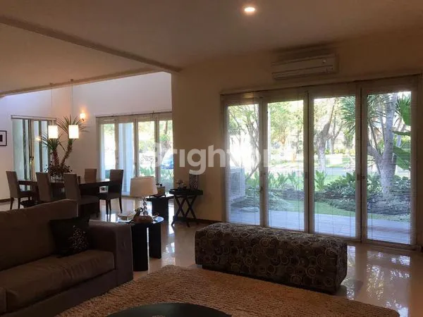 image DIJUAL RUMAH MEWAH BESERTA FURNISHNYA DI DIAMOND HILL CITRALAND SURABAYA (6)