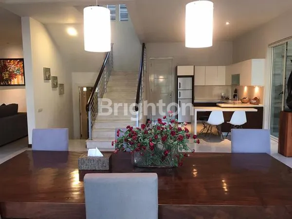 image DIJUAL RUMAH MEWAH BESERTA FURNISHNYA DI DIAMOND HILL CITRALAND SURABAYA (1)