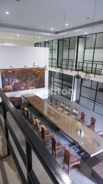 JUAL SEWA KONTRAK GEDUNG GUDANG KANTOR BANGUNAN RUMAH USAHA 2 LANTAI FURNISH SIAP PAKAI WIYUNG SURABAYA BARAT