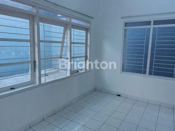 image RUMAH LUAS DALAM CLUSTER KOTA WISATA (4)