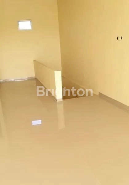 image RUKO SIAP PAKAI!! LOKASI BAGUS DAN STRATEGIS!!! HANYA 2 MENIT KE BANDARA SOLO!! ROW JALAN 5 MOBIL PAPASAN!! LAHAN PARKIR LUAS!! (2)