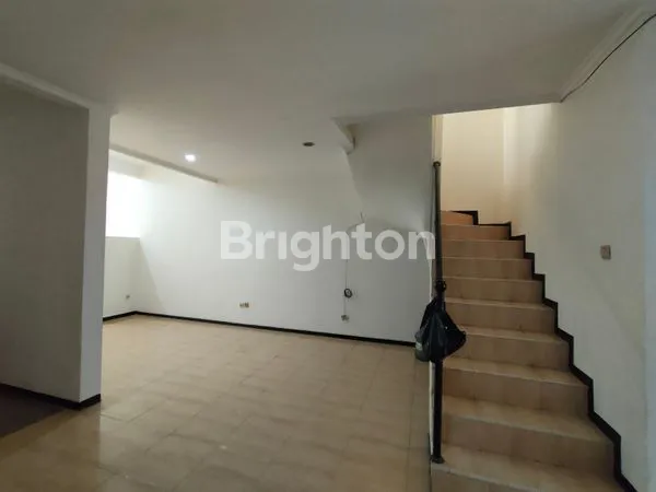 image RUMAH 2.5 LANTAI SIAP HUNI DI LINGKUNGAN NYAMAN DAN ASRI (4)