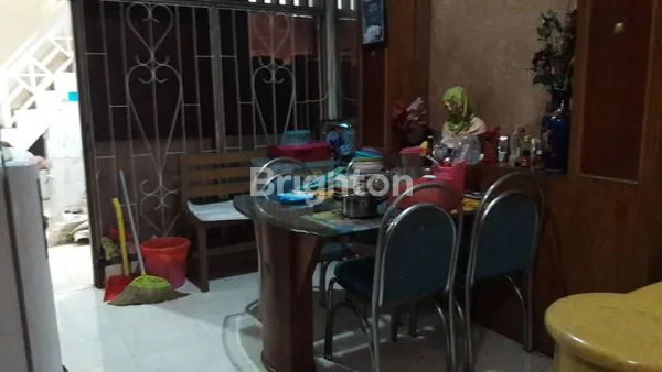 image RUMAH PETEMON 2 LANTAI SHM, UTARA  (7)