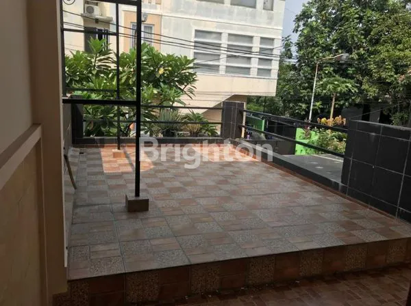 image RUMAH MEWAH 2,5 LANTAI DI PEGANGSAAN INDAH, SHM, 3+1 KT (3)